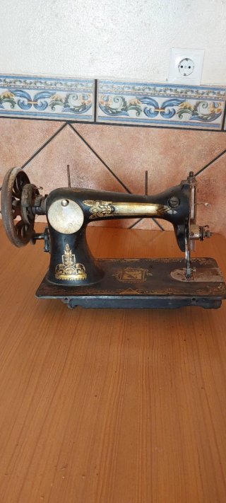 Máquina de coser antigua Fortuna