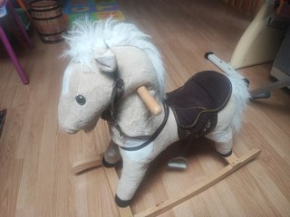 Caballo balancín de peluche como nuevo