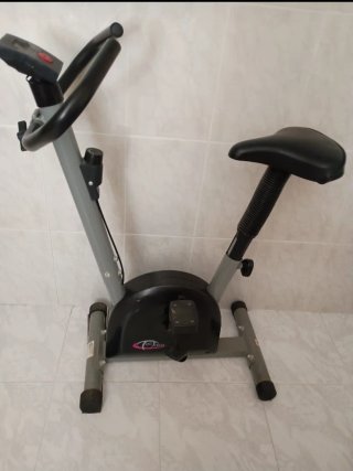 Bicicleta Estática Gris y Negra