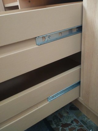 Armario de madera con cajones