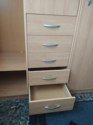 Armario de madera con cajones
