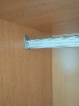 Armario de madera con cajones