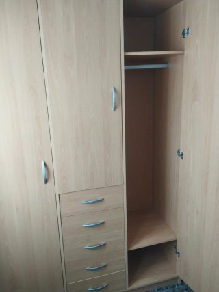 Armario de madera con cajones