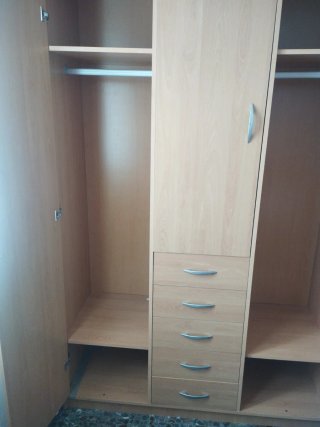 Armario de madera con cajones