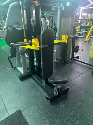 Máquinas de gimnasio amarillas