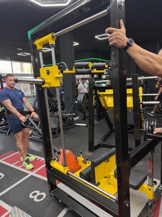 Máquinas de gimnasio amarillas