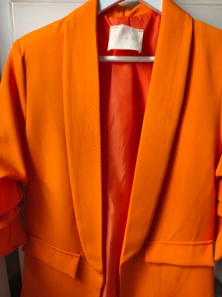 Blazer naranja con mangas abullonadas