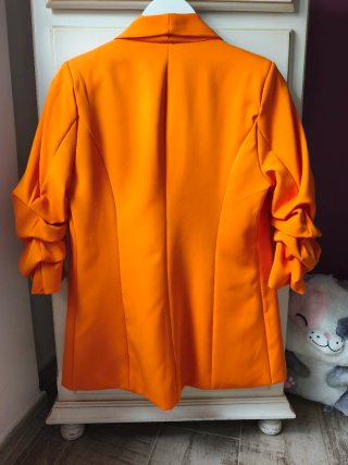 Blazer naranja con mangas abullonadas