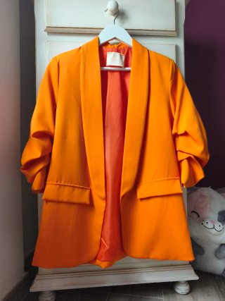 Blazer naranja con mangas abullonadas