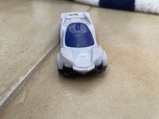 Coche de juguete blanco y azul