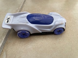 Coche de juguete blanco y azul