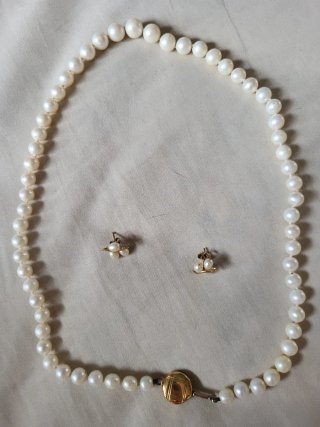 Collar y pendientes de perlas cultivadas