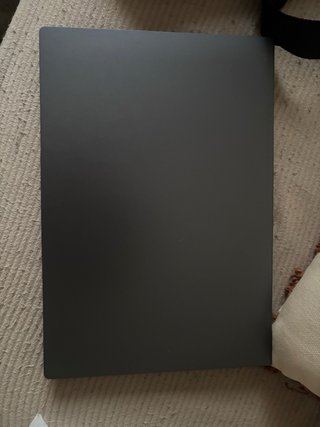 Portátil gris y plateado