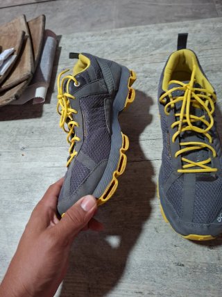 Zapatillas running ON Cloudtec grises