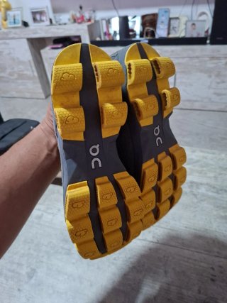 Zapatillas running ON Cloudtec grises