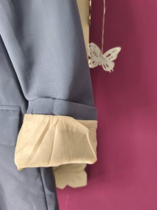 Blazer azul con detalles beige