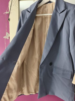 Blazer azul con detalles beige