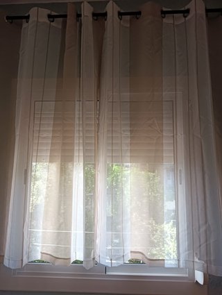 Cortinas beige y blancas con barra