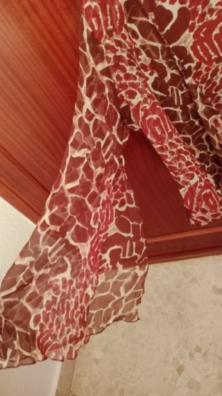 Blusa estampada marrón y roja