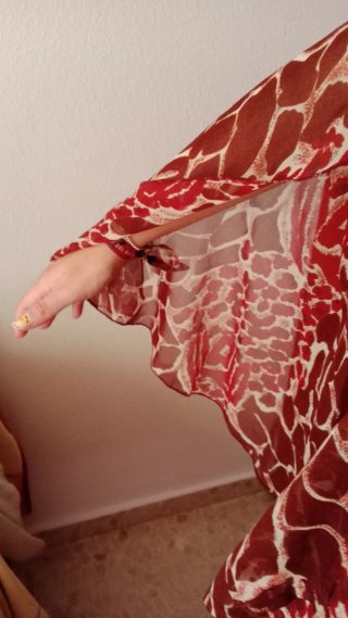 Blusa estampada marrón y roja