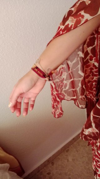 Blusa estampada marrón y roja