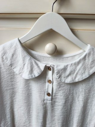 Blusa blanca con cuello Peter Pan