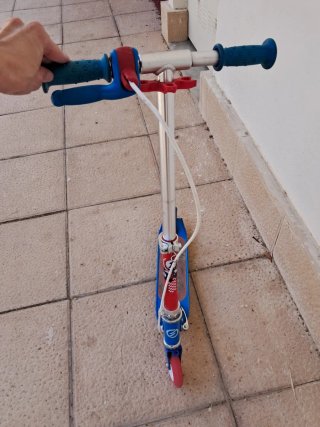 Patinete infantil azul y rojo