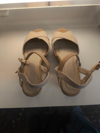 Sandalias cuña beige