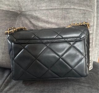 Borsa Guess trapuntata nera con catena