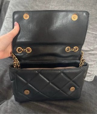 Borsa Guess trapuntata nera con catena