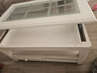 Mesa de centro blanca con tapa de cristal