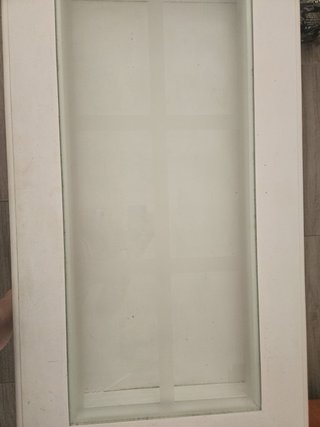 Mesa de centro blanca con tapa de cristal