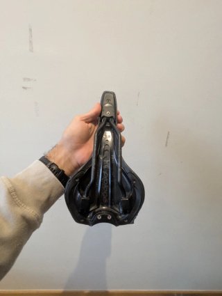 Sillín Prologo Nago Evo con railes de carbono.