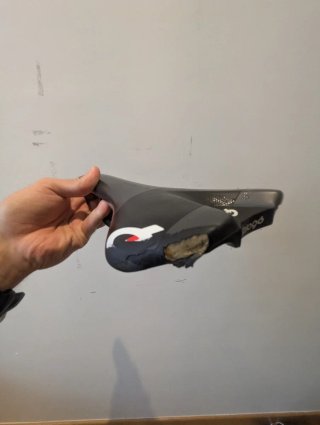 Sillín Prologo Nago Evo con railes de carbono.