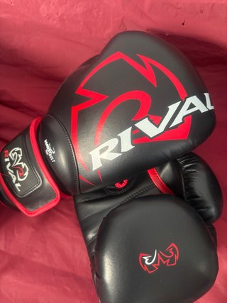 Guantes de Boxeo Rival Negros y Rojos
