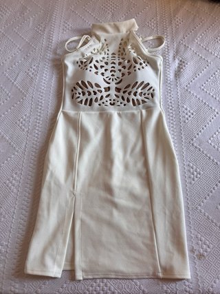 Vestido blanco con detalles cortados