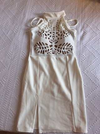Vestido blanco con detalles cortados