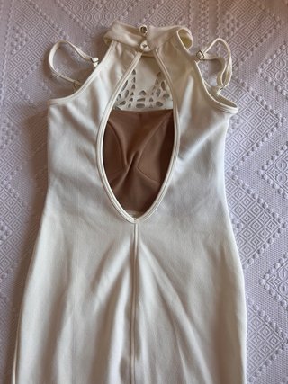 Vestido blanco con detalles cortados