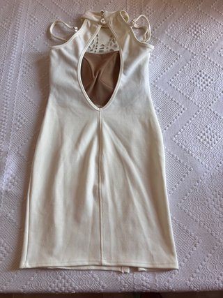 Vestido blanco con detalles cortados
