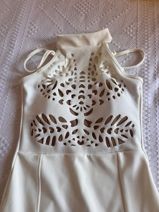 Vestido blanco con detalles cortados