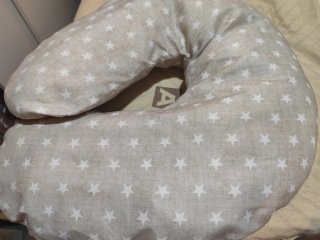 Cojín de lactancia con estrellas