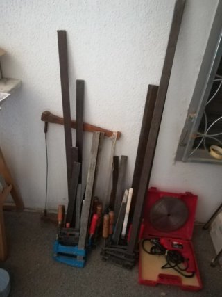 Gatos de carpintero y maquina de taladrar Bosch