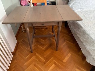 Mesa de madera plegable con cajón pequeño
