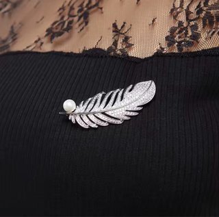 Broche Pluma Elegante con Perla