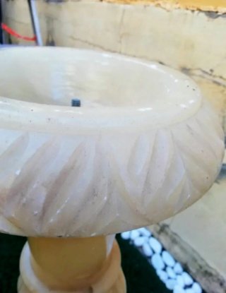 Precioso soporte de mármol beige y blanco