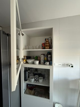 Mueble de cocina blanco y cristal