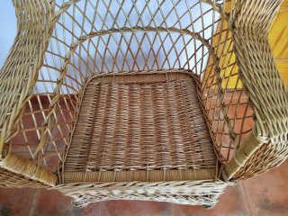 Sillón de mimbre artesanal