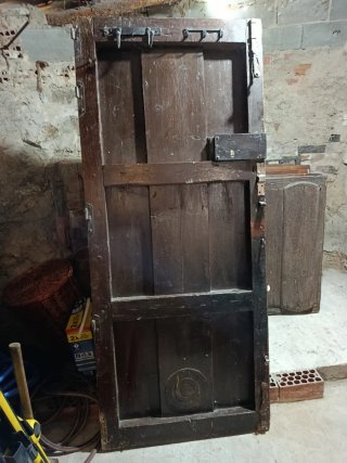 Puerta antigua de madera rústica