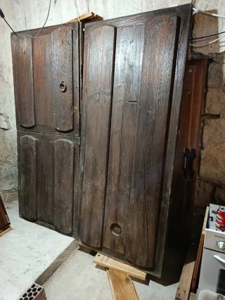 Puerta antigua de madera rústica