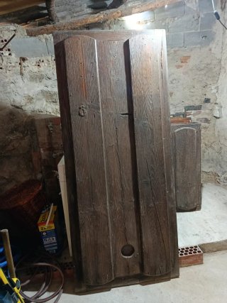 Puerta antigua de madera rústica